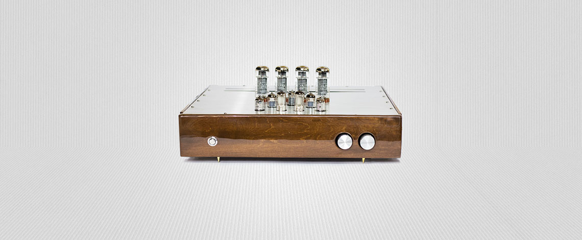 CB1070i integrated valve amplifier on its teak chassis